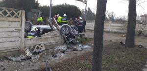 Doi morţi, după ce un BMW s-a dezintegrat la impactul cu un gard de beton, la Vaslui. Imagini de la accident (Video)