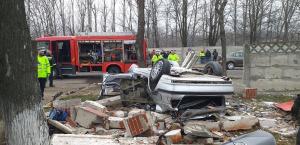Doi morţi, după ce un BMW s-a dezintegrat la impactul cu un gard de beton, la Vaslui. Imagini de la accident (Video)