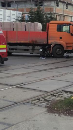Motocicletă înfiptă într-un TIR, în Bucureşti. Şoferul de camion a virat la stânga fără să se asigure
