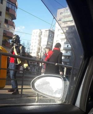 Isteria coronavirus aduce pe străzi, în Bucureşti, oameni mascaţi ca în filmele cu atacuri chimice