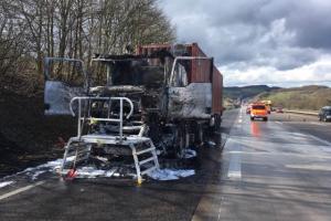 Şofer român de TIR, doar 23 de ani, cu cabina în flăcări, pe o autostradă din Germania
