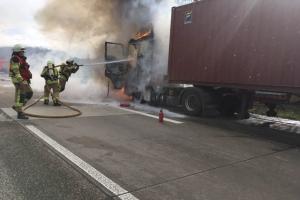 Şofer român de TIR, doar 23 de ani, cu cabina în flăcări, pe o autostradă din Germania