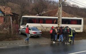 Autobuz cu elevi, înfipt în curtea unui localnic din Șimleu Silvaniei