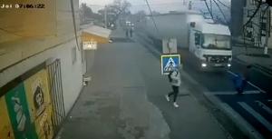 Un copil şi mama lui, spulberaţi de un TIR, când alergau pe trecerea de pietoni, la Buftea (video)