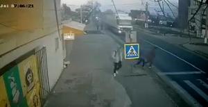 Un copil şi mama lui, spulberaţi de un TIR, când alergau pe trecerea de pietoni, la Buftea (video)