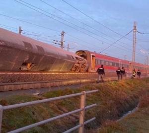 Tren de mare viteză sărit de pe şine, în Italia. Doi morţi, peste 30 de răniţi, e bilanţul provizoriu al victimelor