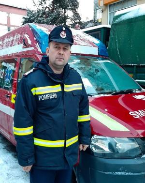Un pompier i-a dat bocancii lui unui şofer de TIR rămas desculţ, după un accident în Suceava