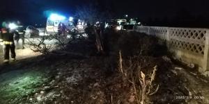 Un tânăr a murit pe loc în Constanţa, după ce zburat cu maşina pe şosea, a rupt un copac, apoi s-a răsturnat (Video)