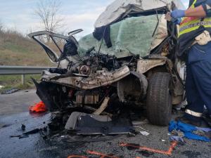 Un şofer român de 23 de ani a intrat cu 130 km/h sub un TIR, în Ungaria