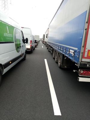 Zeci de șoferi români blocați cu TIR-urile la ieșirea din Italia. Slovenia a închis granițele