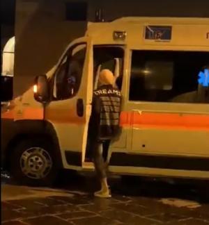 Mai mulți adolescenți au furat ambulanța venită la un caz suspect de coronavirus (video)