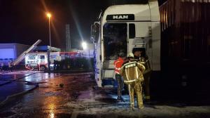 Camioane românești, făcute scrum în parcare, în Belgia: "Gătea în cabină!" (video)