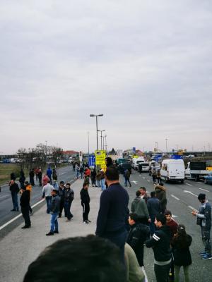 Români disperați la granița Austriei cu Ungaria. Au cântat "Deșteaptă-te române" stând pe jos, în semn de protest