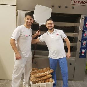 Doi brutari români din Italia dau pâine gratis italienilor care nu își mai permit să o cumpere. Au șters și datoriile clienților