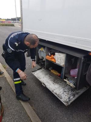 Șofer de TIR din Cluj alergat prin parcare și arestat apoi de poliție, în Franța