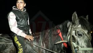 Mii de oameni impresionați de Sergiu, tânărul care s-a dus pe cal la maternitatea din Iași, să își vadă fiul nou născut