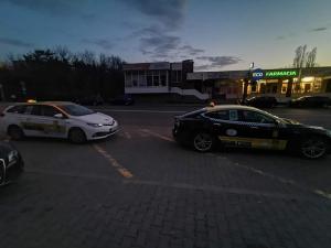 Taximetristul din Tg. Mureș cu Tesla de 40.000 € face curse gratis pentru cadrele medicale care se luptă cu epidemia de coronavirus
