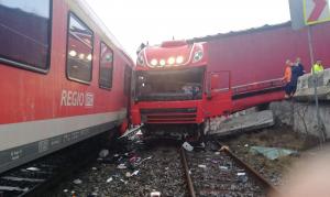TIR căzut pe calea ferată în Cluj, chiar când trecea trenul