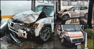 BMW distrus în impactul cu o ambulanță, în București