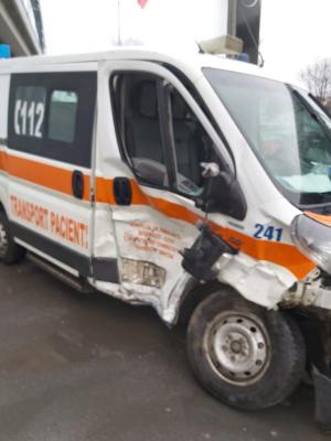 BMW distrus în impactul cu o ambulanță, în București