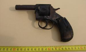 Un tânăr a pus revolverul bunicului la vânzare, pe internet. Singurii interesaţi de anunţ au fost poliţiştii