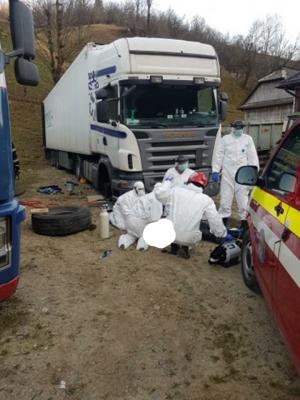 Șofer de TIR întors din străinătate, aflat acasă în autoizolare, mort în curte, strivit de cabina care a căzut pe el, în Bistrița