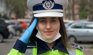 Alexandra, polițista care a oprit un medic în trafic și l-a salutat în poziție de drepți,  are 21 de ani