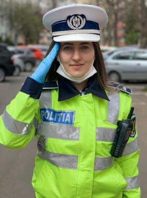 Alexandra, polițista care a oprit un medic în trafic și l-a salutat în poziție de drepți,  are 21 de ani