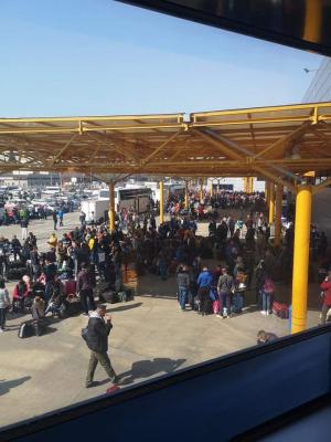 Cei 2.000 de români înghesuiți în aeroport la Cluj se duc în Germania ca să câștige 5.000 de euro în două luni