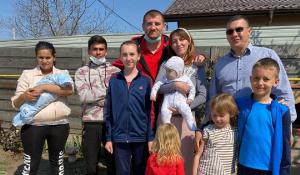 Sergiu, tânărul care s-a dus pe cal la maternitate, la soția care abia născuse, în Iași, s-a mutat în casă nouă