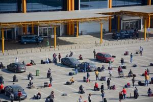 Românii care zboară de la Cluj să culeagă sparanghel, distanțați social cu jandarmii, pe aeroport (video)