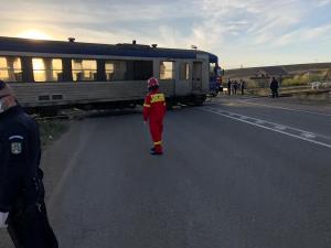 Un tren a deraiat, după ce a izbit un camion care nu a oprit la bariera de la Lețcani