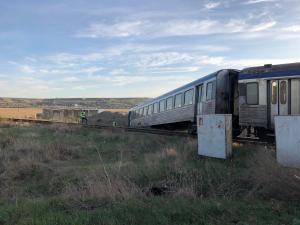 Un tren a deraiat, după ce a izbit un camion care nu a oprit la bariera de la Lețcani