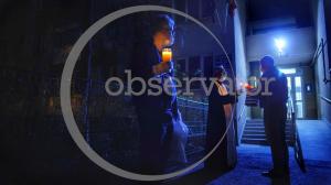 Preoți și voluntari împart Lumina Sfântă românilor, în Noaptea de Înviere (Galerie Foto)