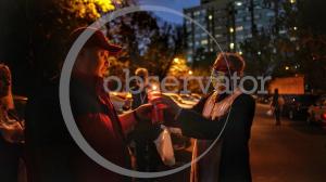Preoți și voluntari împart Lumina Sfântă românilor, în Noaptea de Înviere (Galerie Foto)