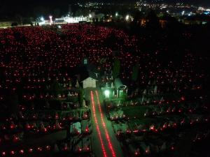 18.000 de candele aprinse la toate locurile de veci din cimitire, în noaptea de Înviere, la Râmnicu Vâlcea