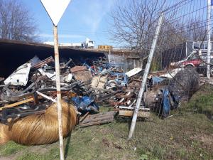 Un TIR plin cu deșeuri s-a răsturnat la ieșirea din Slatina