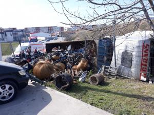 Un TIR plin cu deșeuri s-a răsturnat la ieșirea din Slatina
