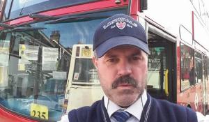 Șofer român de autobuz mort de coronavirus, singur, la Londra. A sunat acasă să dea pin-urile de la carduri