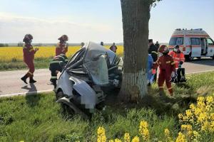 O șoferiță a murit pe loc într-o maşină zdrobită de copac, în Tulcea (Video)