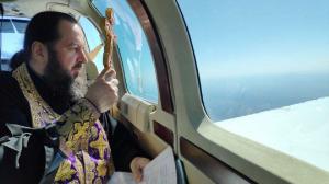 Rugăciune din avion, pentru a scăpa de coronavirus. Doi preoți au făcut înconjurul Moldovei cu icoane și moaște