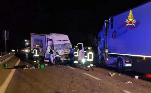 Șofer român care transporta medicamente, în Italia, strivit în cabina lovită frontal de un TIR