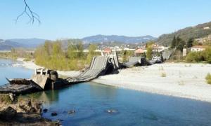 Un pod uriaș s-a prăbușit în Italia. Imagini cumplite cu panglica de asfalt ruptă în bucăți (video)