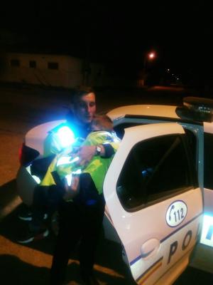 Băiețel de doi ani salvat dintr-o râpă de polițiști și încălzit în brațe de agenți, noaptea, în Argeș