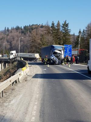 Două cabine de camion complet distruse pe Valea Prahovei, după ce s-au izbit frontal. Imagini cumplite pe șosea (video)