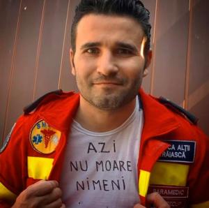 Un tânăr paramedic poartă tricoul care le dă curaj pacienților: "Azi nu moare nimeni!"
