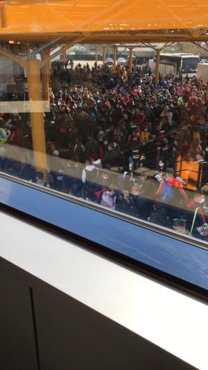 Sute de români s-au înghesuit pe Aeroportul din Cluj, ca să plece în Germania