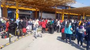 Noi imagini din Cluj, unde 1800 de oameni au luat cu asalt aeroportul ca să plece la muncă în Germania (Video)
