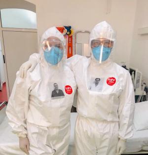 Fotografii cu ei zâmbind prinse pe piept de medici și asistente, la Timișoara, pentru pacienții tratați de coronavirus