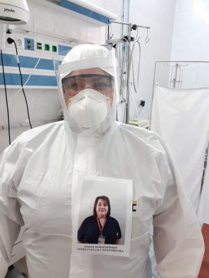 Fotografii cu ei zâmbind prinse pe piept de medici și asistente, la Timișoara, pentru pacienții tratați de coronavirus